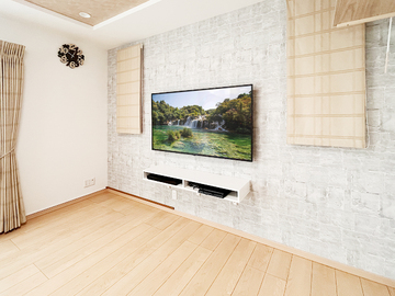 【玉善 】名古屋市でコンセントが無い壁面に58インチ液晶テレビ(TH-58JX750)とフロートテレビボードを壁掛け