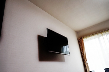 【42V型 パナソニック】寝室の壁掛けテレビは省スペースと耐震面でとても魅力的です。