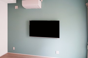 アクセントクロスの張替とテレビの壁掛けを同時施工させていただきました。