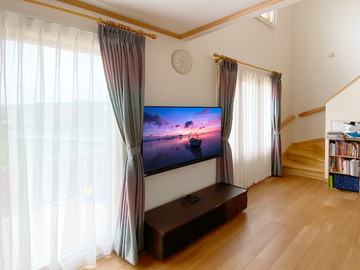 【55V型 東芝】愛知県一宮市スウェーデンハウスのお宅で55インチテレビ(55BM620X)を壁掛け