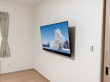【一条工務店】三重県員弁郡で寝室の石膏ボード壁に55インチ有機ELテレビ(TH-55GZ2000)を壁掛け